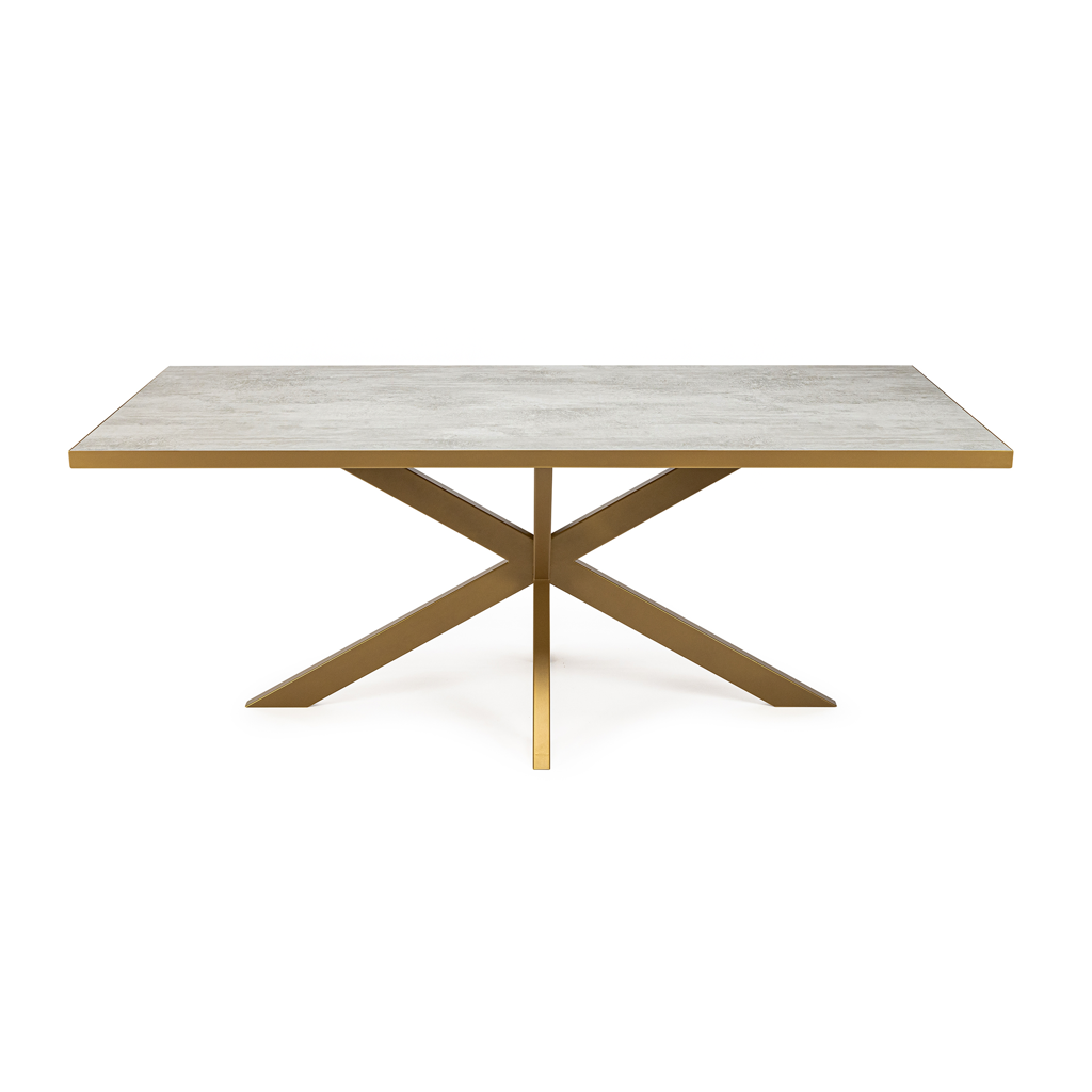 Minimalistische rechthoekige tafel met een lichtgrijs blad en een goudkleurige kruisvormige metalen voet.